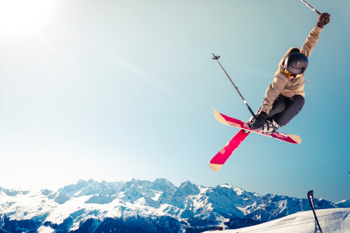 Titelbild zu „Haltbarkeit und Performance: Wie das Wachsen Ihrer Ski deren Lebensdauer verlängert“